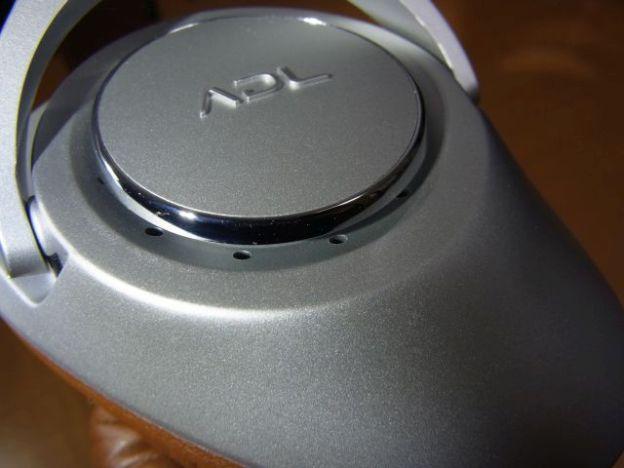 「ADL」のロゴが刻まれたプレートに隠れるように一周ベント穴があいている。