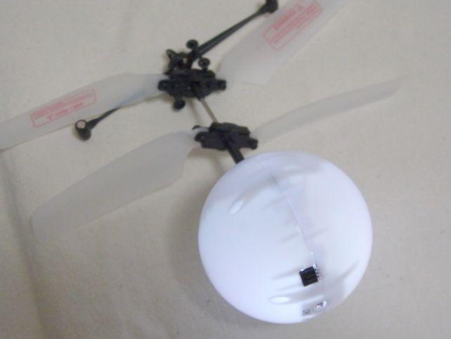 内部の部材や構造物の影が映るのできれいな全面発光ではない。