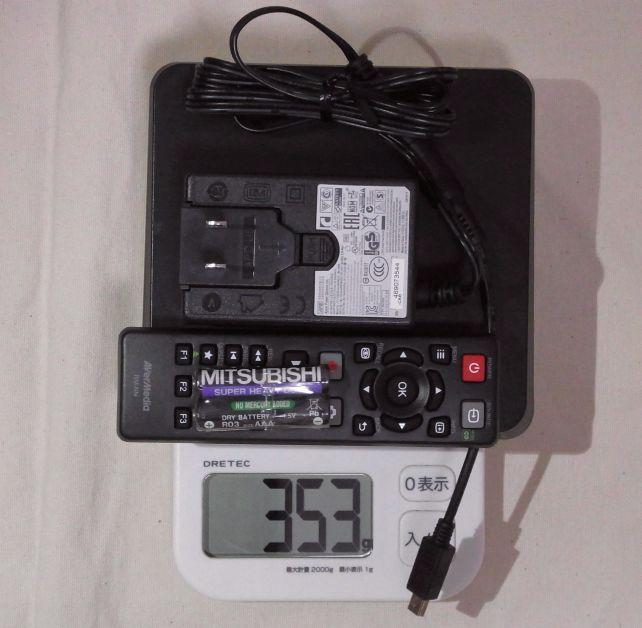 本体+ACアダプタ+リモコン(電池含む)でも353gしかない。