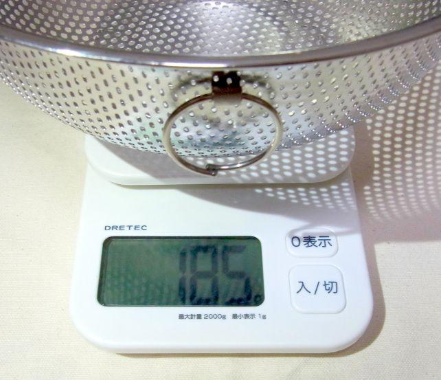 重さは185gで金属網のザルと比べて重くはない