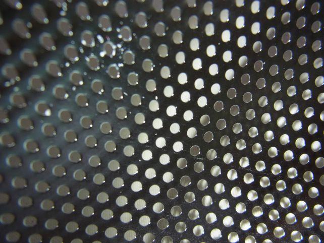 パンチングメタル。米をこのザルで研ぐのはダメかな...