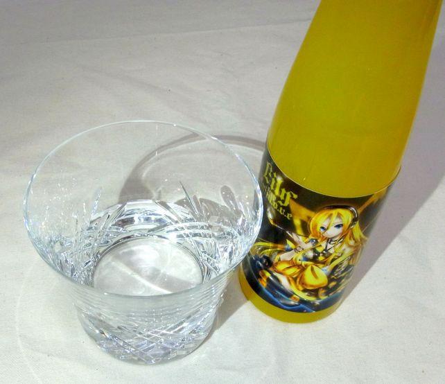 中身は熟成酒のように色が付いているわけではなく透明の酒