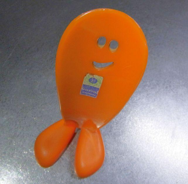 オレンジの色合いがいい意味で「チープ」