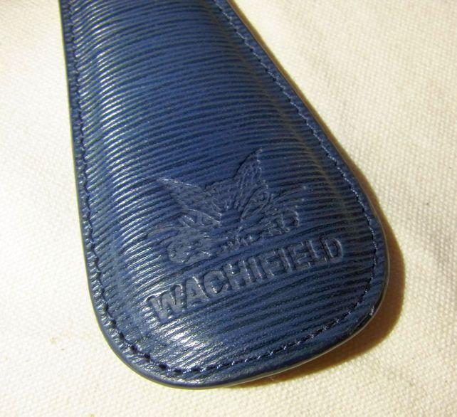 「縁」はかなり薄く、硬い。