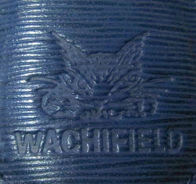 一番良くある机の前で腕を組むダヤン(ちょっと見づらいが)