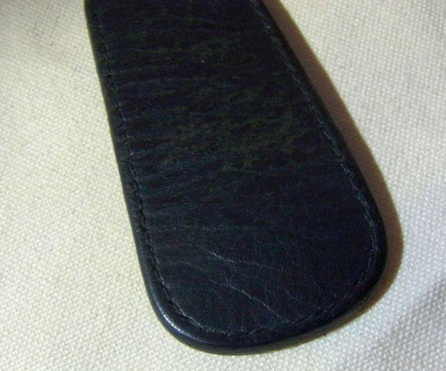 裏は摩擦の大きい裏革で靴の内側に食いつく。