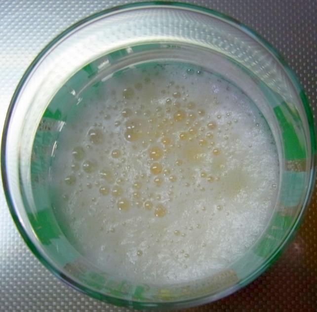 泡の量が少ないし、筒部がかなり粗く、不揃い。