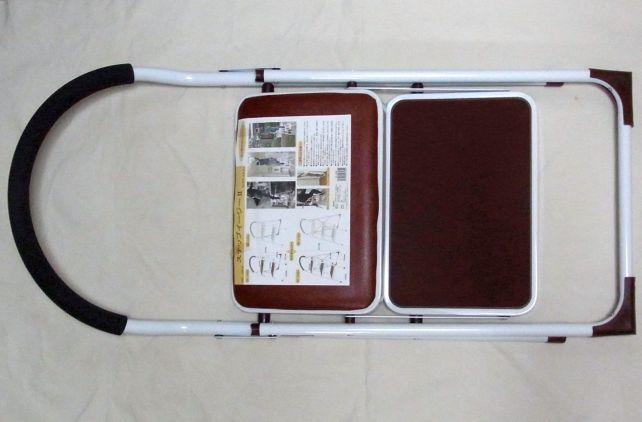 たたむと平面になる、折りたたみ式踏み台