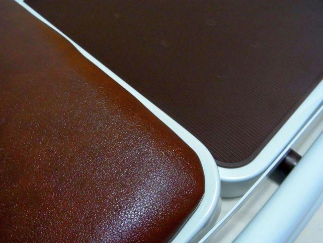 座面になる上段はクッション入りの合皮貼り