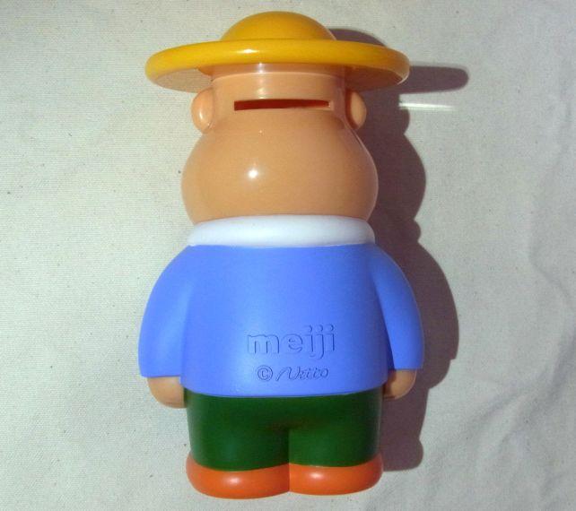 500円玉も入る、後頭部の穴。