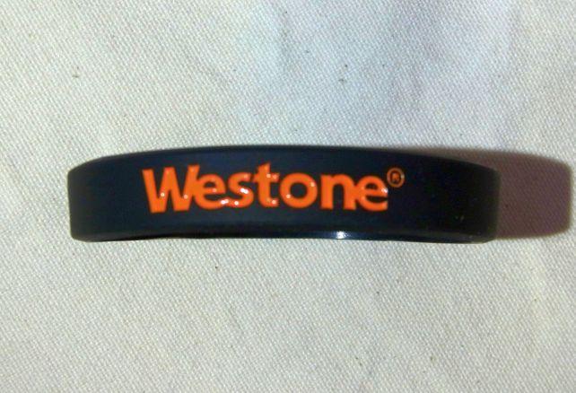 黒に蛍光っぽいオレンジでインパクト↑↑!