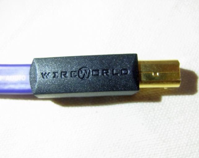 「Wireworld」のロゴ入りプラグ。