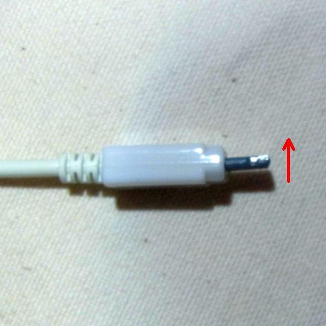 矢印の方向に反って、プラグを押しつけないと通電しなくなった。