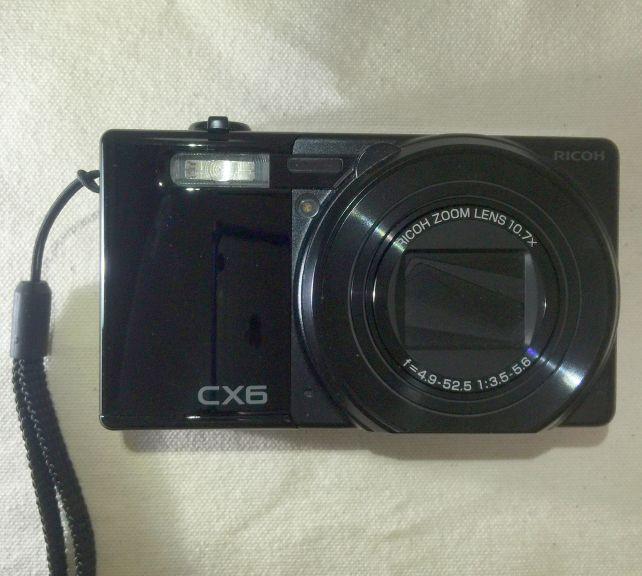 フラッシュは飛び出ないので使うときには持ち方注意