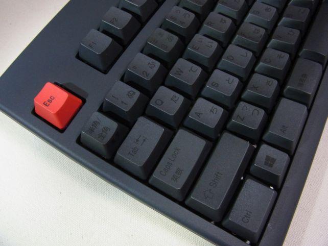 少し明るめ補正したが黒シボに黒光沢の文字もはっきり