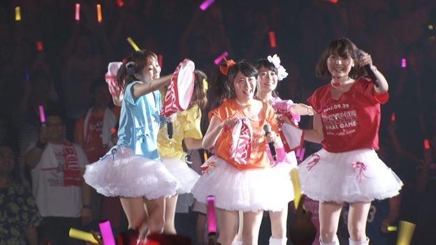 「Rolling! Rolling!」ではメンバーが張り出し先まで駆け回って熱唱