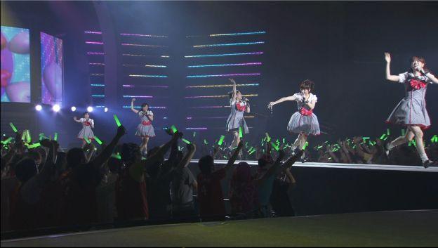 最後は張り出し通路を上手く使った「近い」ステージング