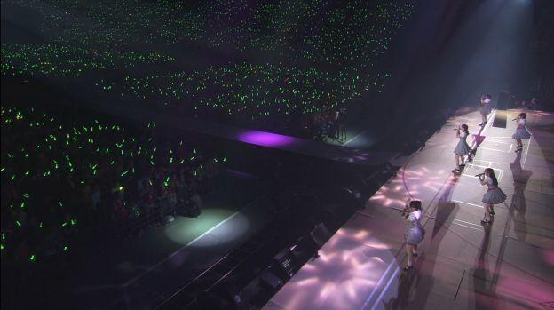 満員のSSA一面5年生カラーの緑のサイリウムで埋まった