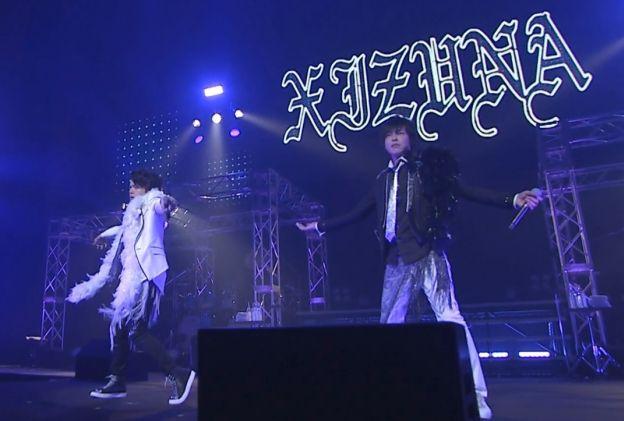 あやちゃん曰く、「厨二病感丸出しのフォント」をバックに歌う男性二人