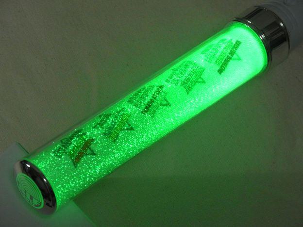 今年もキンブレには個人カラーで示された番組名が記載