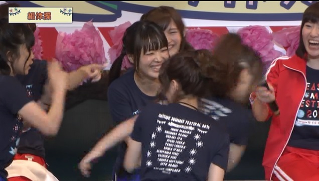 一番手前で、ファンを容赦なく交通整理しているのがあやちゃんw