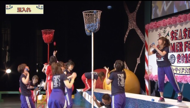 ひとりだけちゃっかりとひな壇から投げ入れるあやちゃん