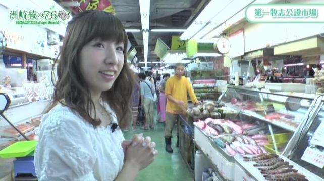 市場で上階で食べるための魚を選ぶ。