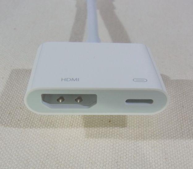 内容的にはLightningを二股にして一方を汎用規格のHDMIにする「だけ」なんだけれど。