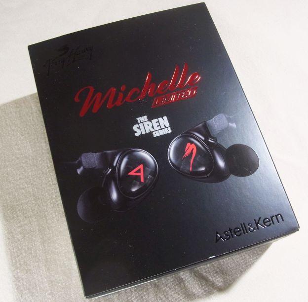 外装ケースには左上肩に「Jerry Harvey」、右下に「Astell & Kern」と刻まれ、コラボ製品であることがわかる