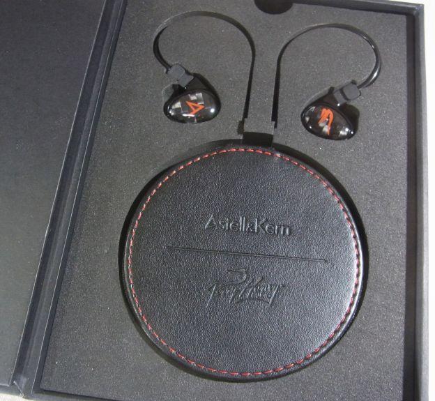 各所に両社の社名やロゴがあしらわれる