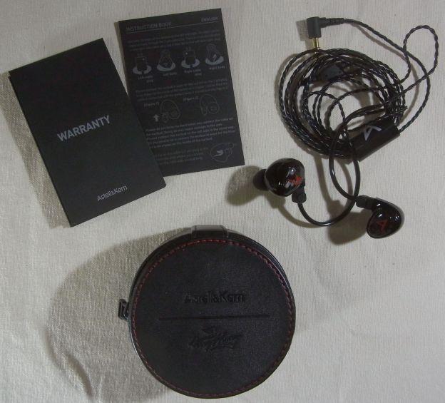 本体にはイヤーチップMと3.5mmアンバランスケーブル装着済み