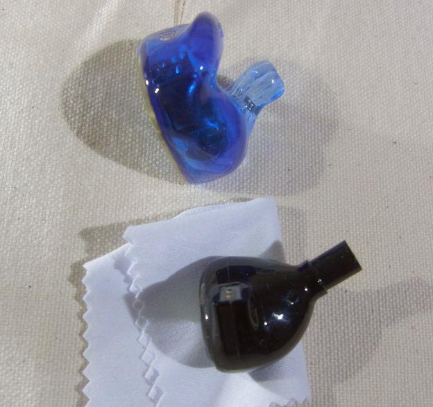 cybercatの耳に合わせたCIEMとノズルの角度を合わせると2pinコネクタの位置が全然違う