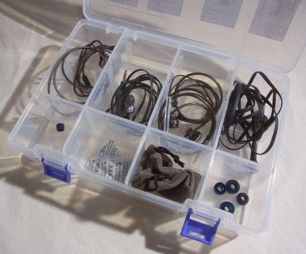 上段に本体、下段に付属品だと余裕をもって格納可能。