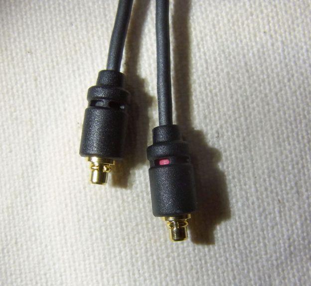 イヤホン/IEM側(右に赤い印が入る)