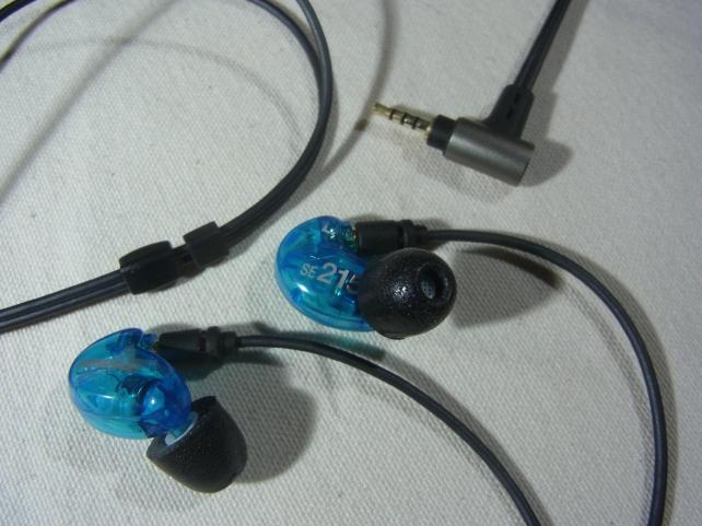 耳かけ部分はストレートに前に出て行くので、耳の後ろに沿わせるのは難しい