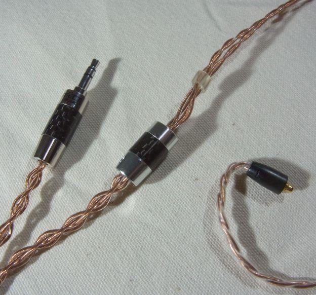 3.5mmプラグはI型。左右分岐部は結構ゴツイ。