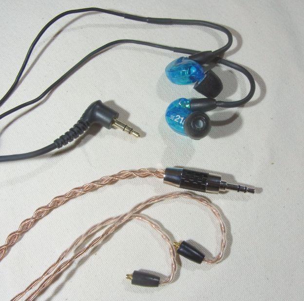 さすがに定価2万弱のケーブル、存在感は純正を上回るが、取り回しはむしろ楽。