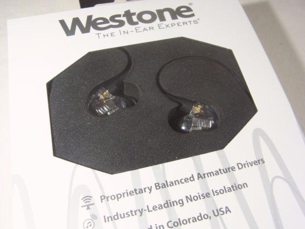 UM Pro50は有彩色のカラーが入っておらず、フラッグシップなのに一番地味