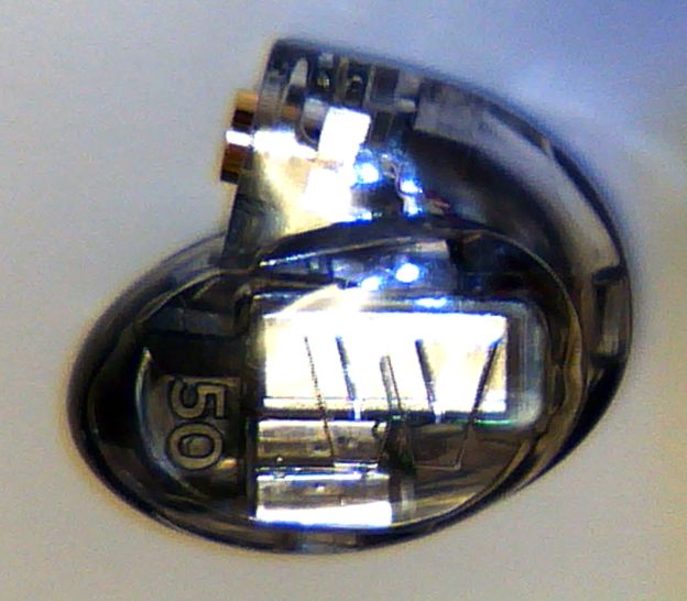 クリアパーツにエンボス加工で「W」と「50」の刻印