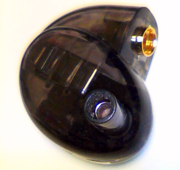 ステムの部分も細く短い(耳垢ガードが見える)