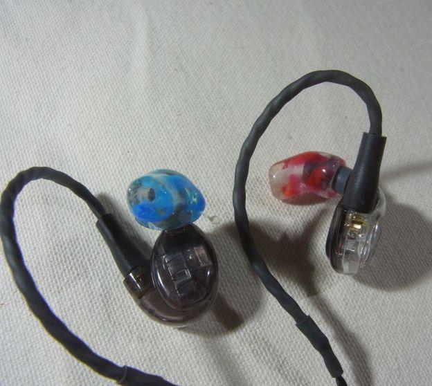 自作変換アダプタがかんでいるので、少しイヤーチップが浮いているけれども