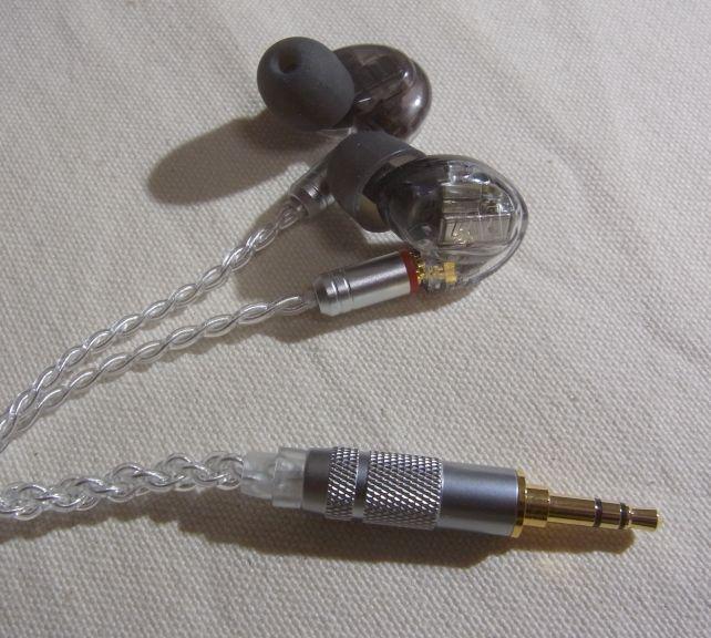 「近い」録音のこの曲では右のドラムス、特にシンバルに引っぱられすぎ