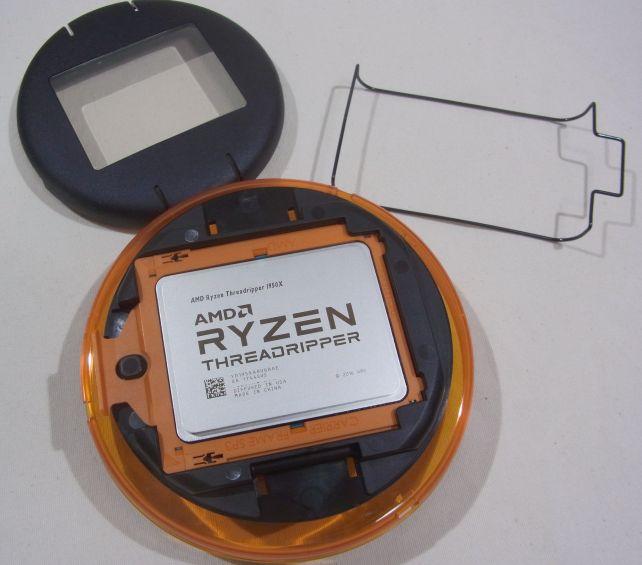 針金のストッパーで固定されているプラ枠を取って初めてCPUが裸に...