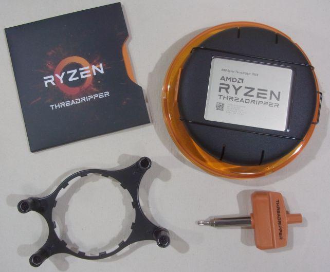 付属品はステッカー(左上)とCPUクーラーのブラケットとトルクスレンチ