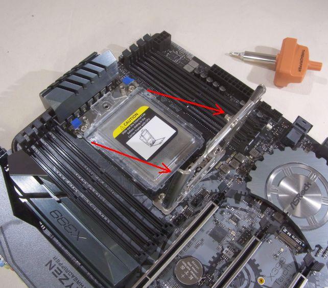 3本のトルクスねじを緩めるとカバーが開く。