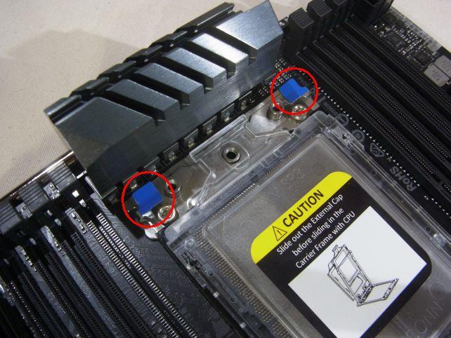 この部分を若干開き気味に押さえると...