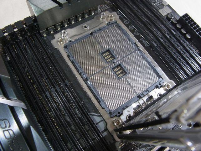 ...スライドガイドも跳ね上がり、接点が露わになる。