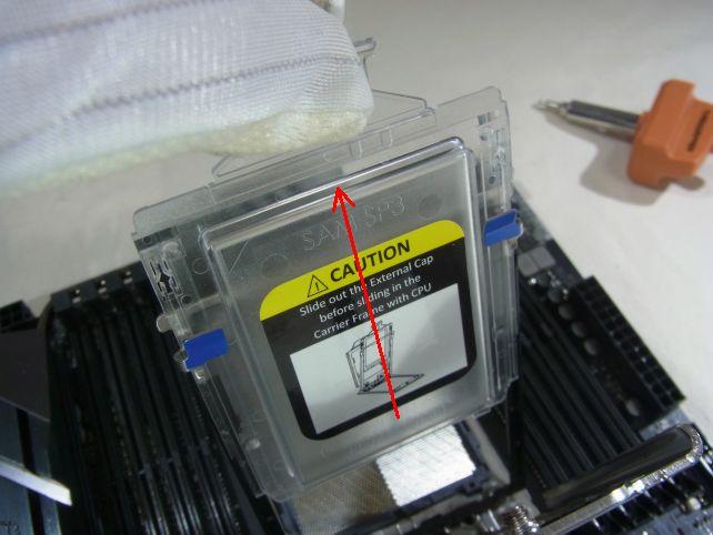 ダミーカバーをスライドして外し...