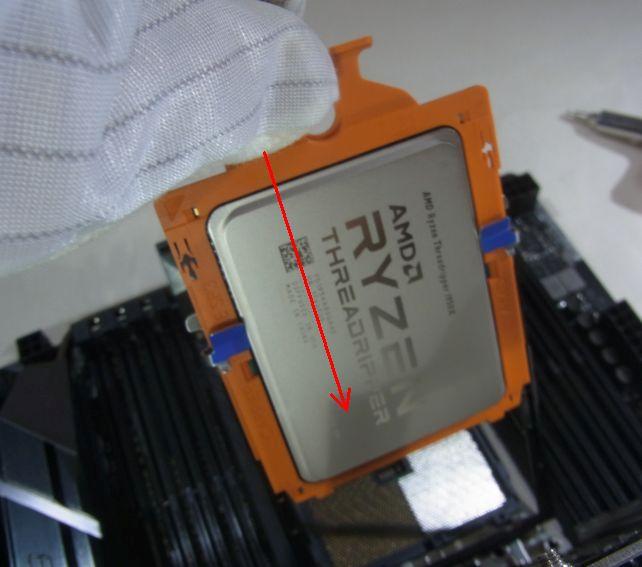 代わりにRyzen™ Threadripper™をガイドごとスライドイン。