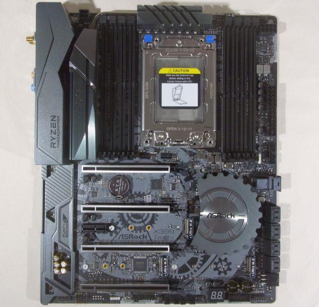 第一世代'Taichi'の「太極」を強くアピールする白/黒ではなく、銀/黒のカラーリング